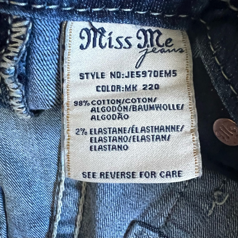 Miss Me: Mid-rise Easy Embroidered Faux Flap Pocket Bermuda Shorts - Picture 10 of 10